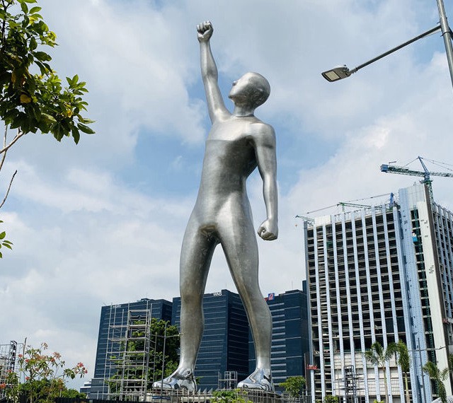 Estatua Gigante de Acero Inoxidable El Vencedor